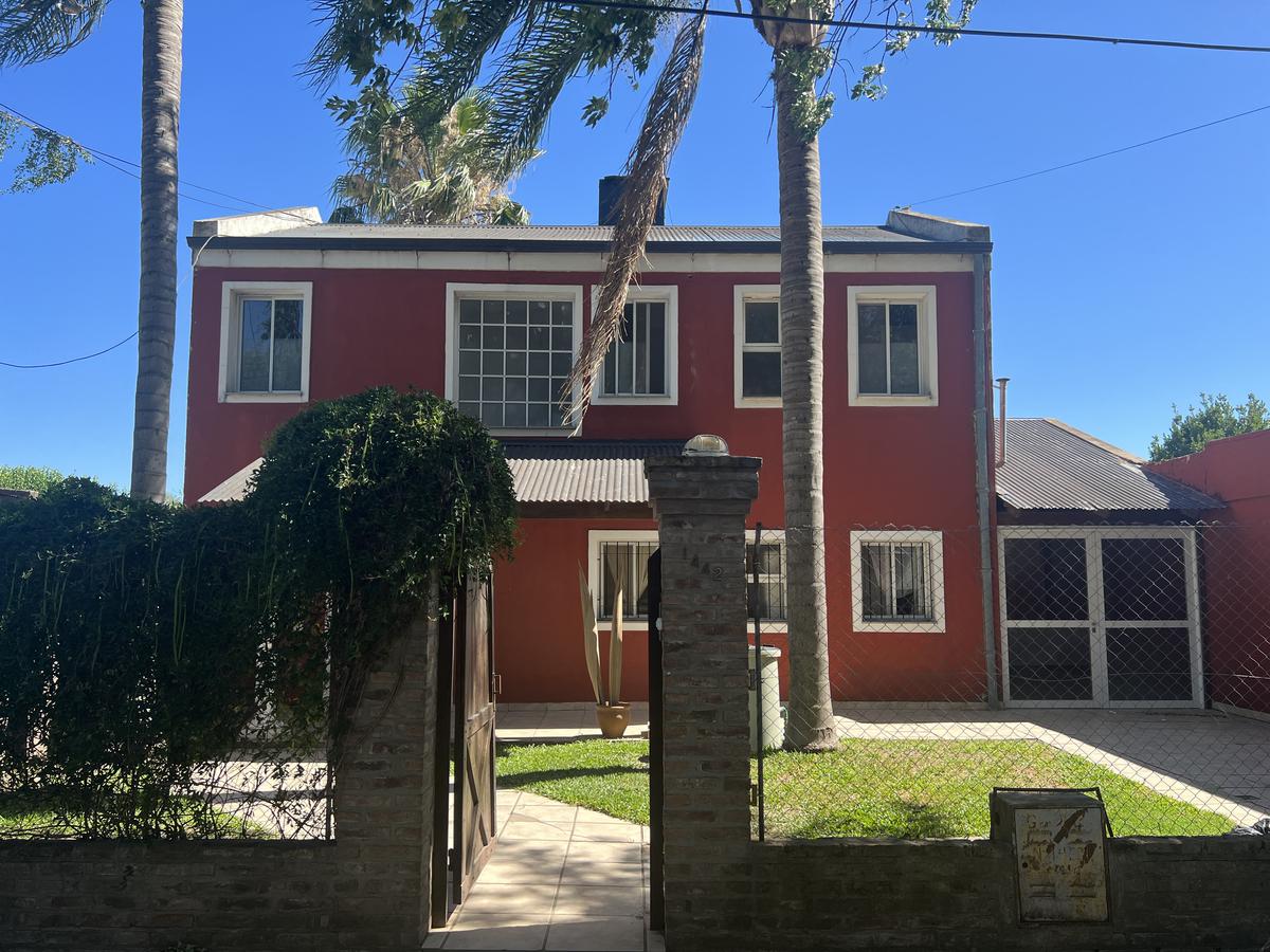 VENTA - CASA DOS DORMITORIOS MAS COMODIN - CON JARDIN Y PISCINA  - FUNES.