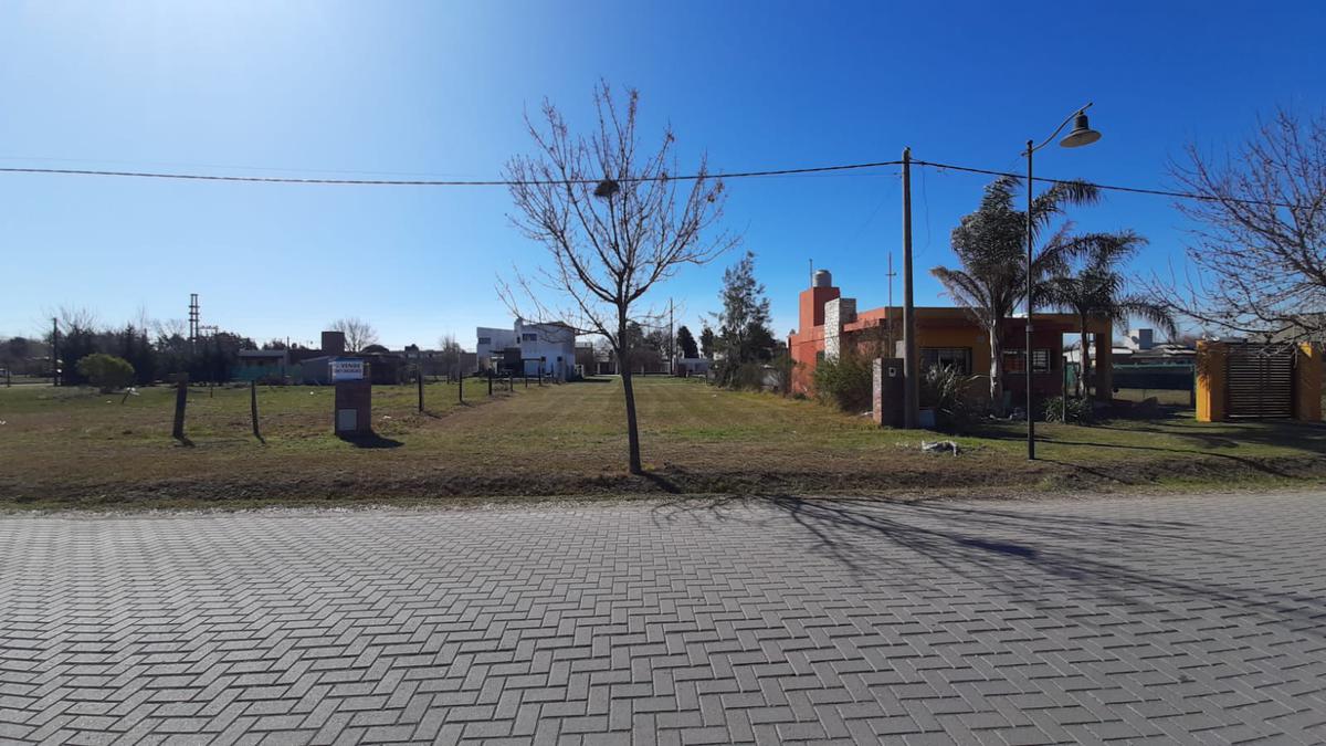 Terreno en las tardes, Sobre av. principal