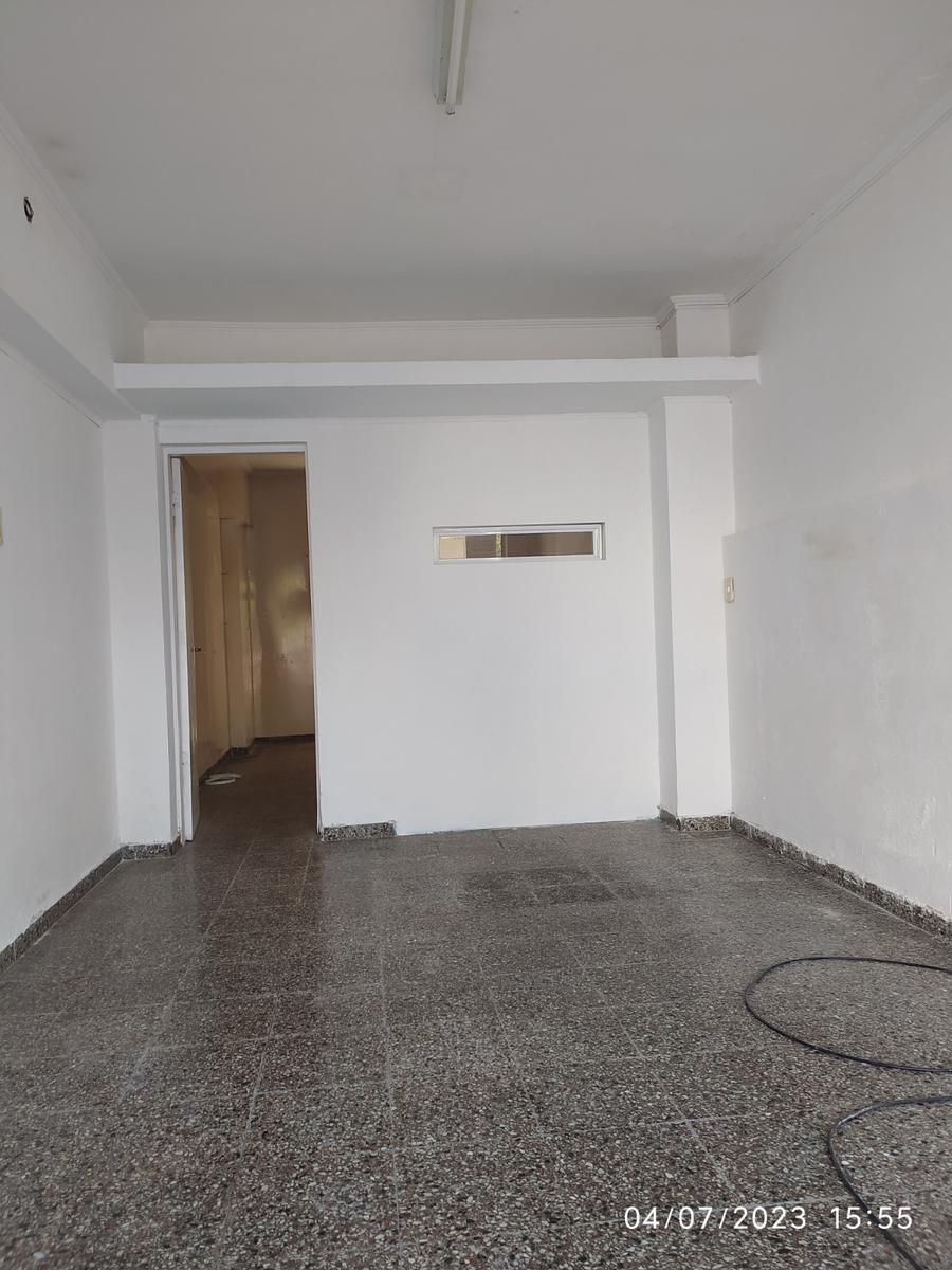 Casa  con local !!!! en  Avenida principa LUis Fanti , altura 172 , en uno d los mejores barrios de RAFAELA  ( San Martin). 10 x 25 130 m2 cubiertos ,