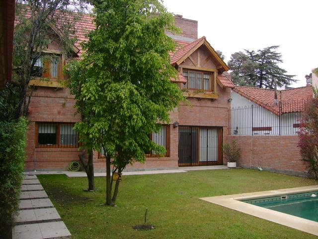 Casa en venta en Acassuso, Jardin con pileta, quincho.