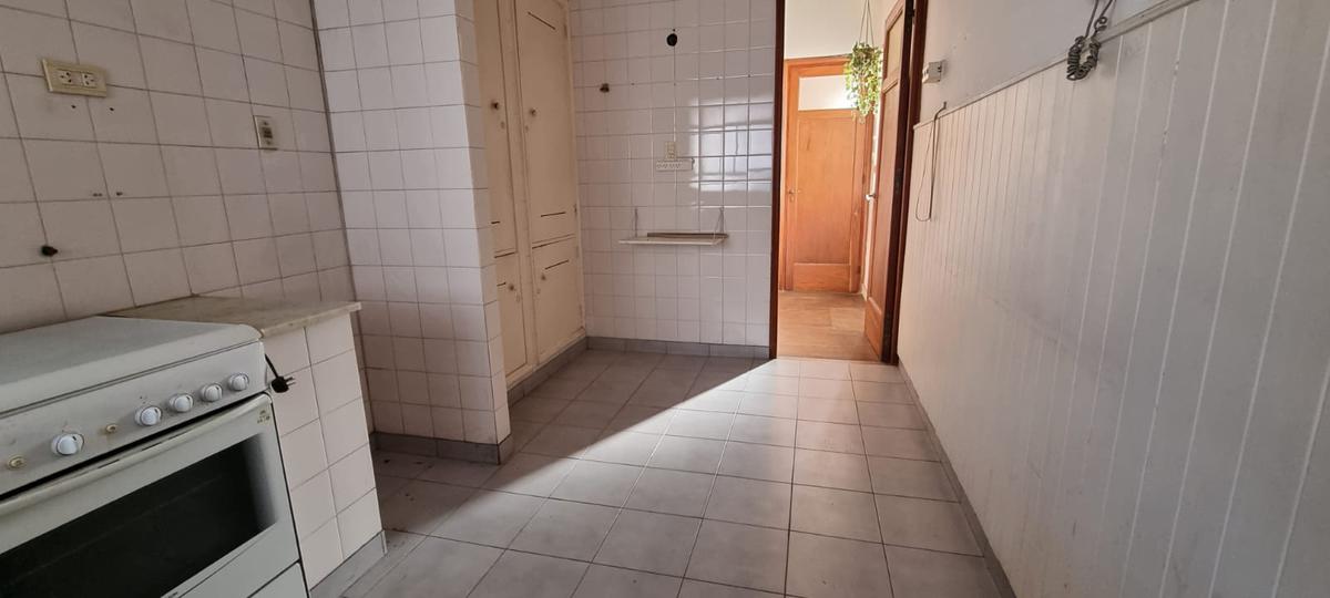 Departamento 2 dormitorios en venta con estilo de época, zona Río. Rioja 715, Rosario.