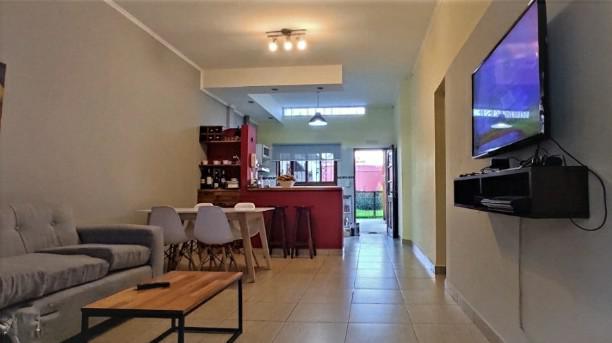 Venta de Casa en Lanús Este  3 Modernos ambientes con fondo libre Parquizado.