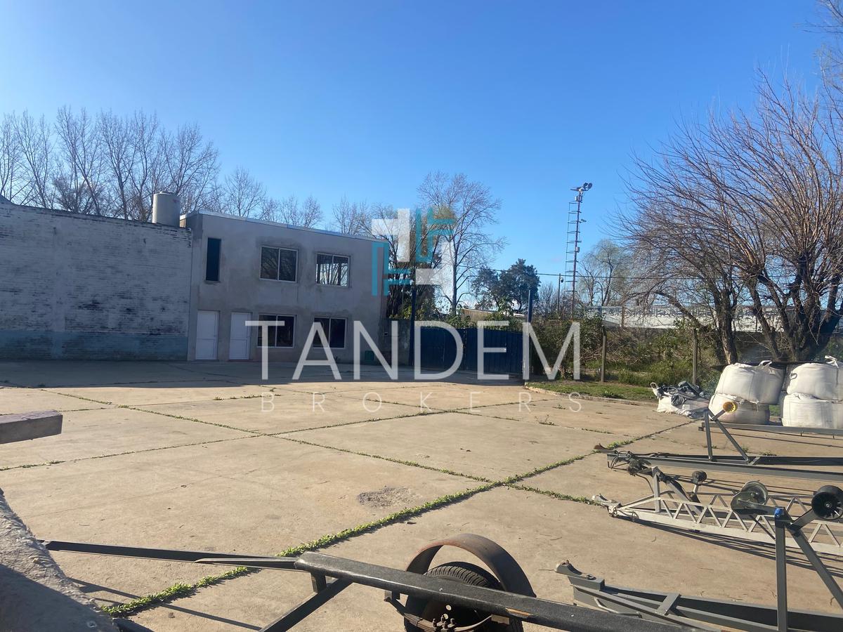 Galpon con gran playa de maniobra y oficinas en la entrada al parque industrial Tigre