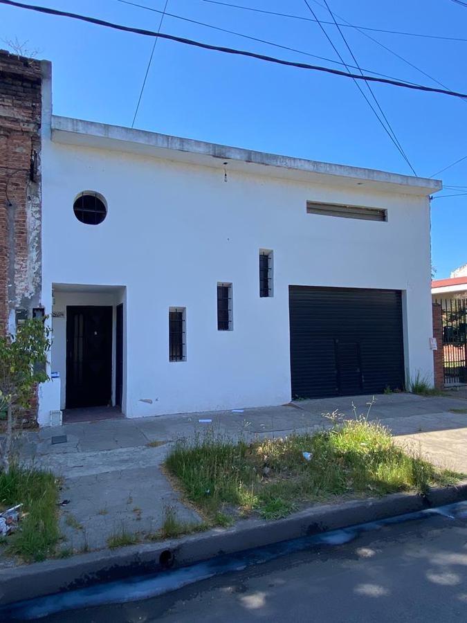 Juan B. Justo 3200. Casa en venta con local 8,66 x 32. Remedios de Escalada Este.