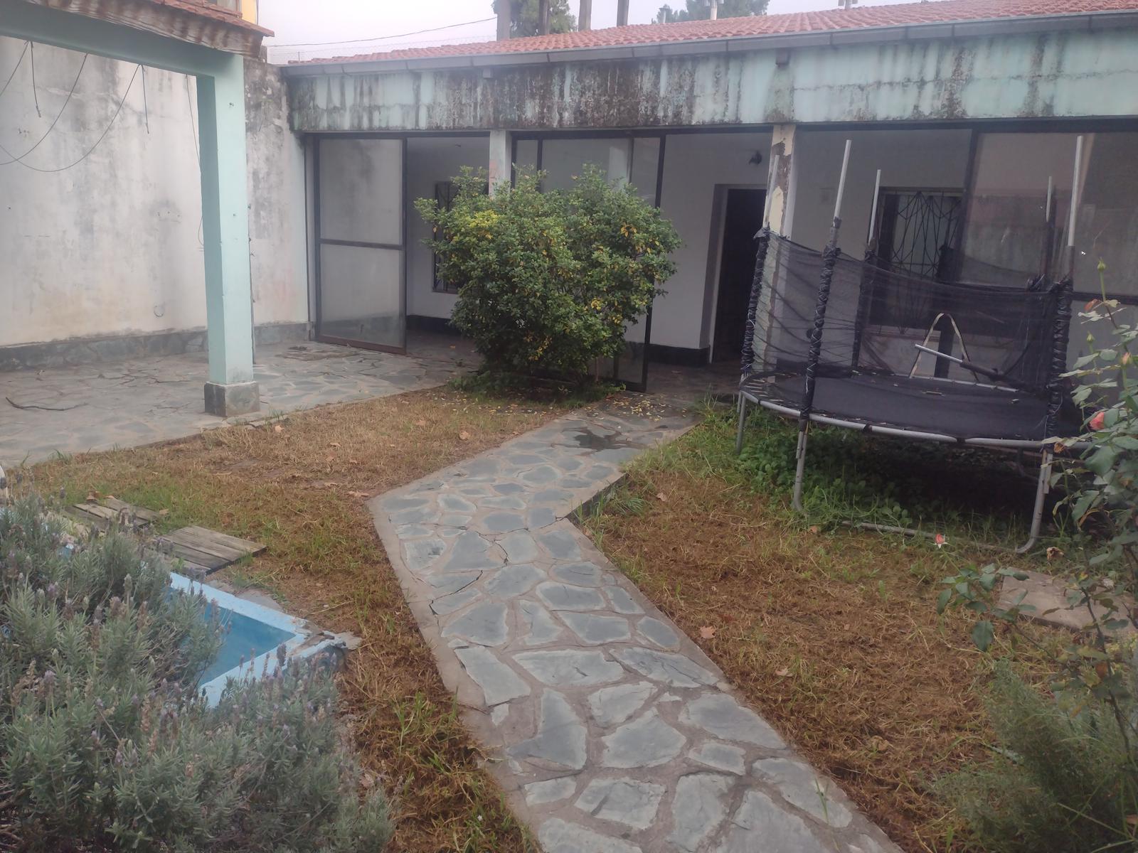 Ballester. Casa 3 ambientes al fondo con amplio jardin