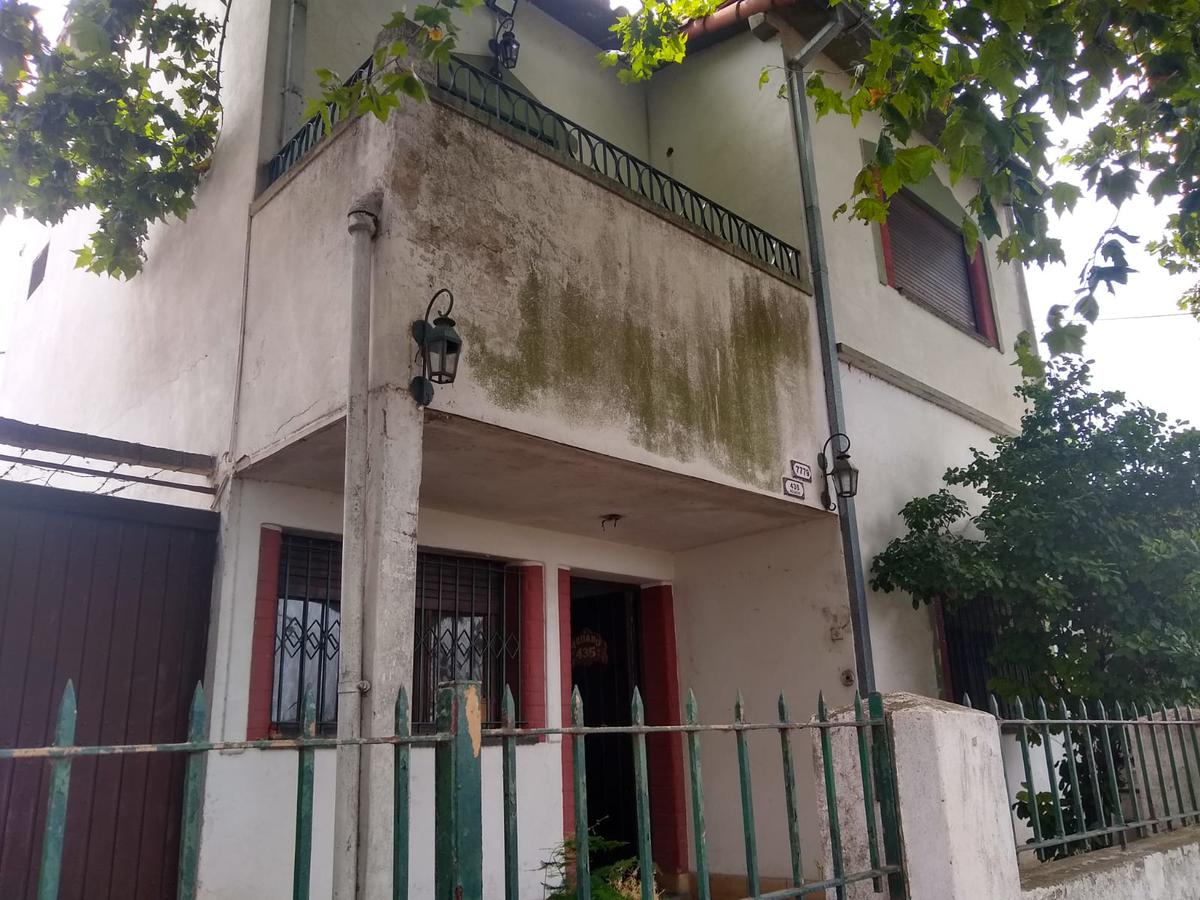 Casa multifamiliar para dos familias en lote propio entrada auto con fondo libre.