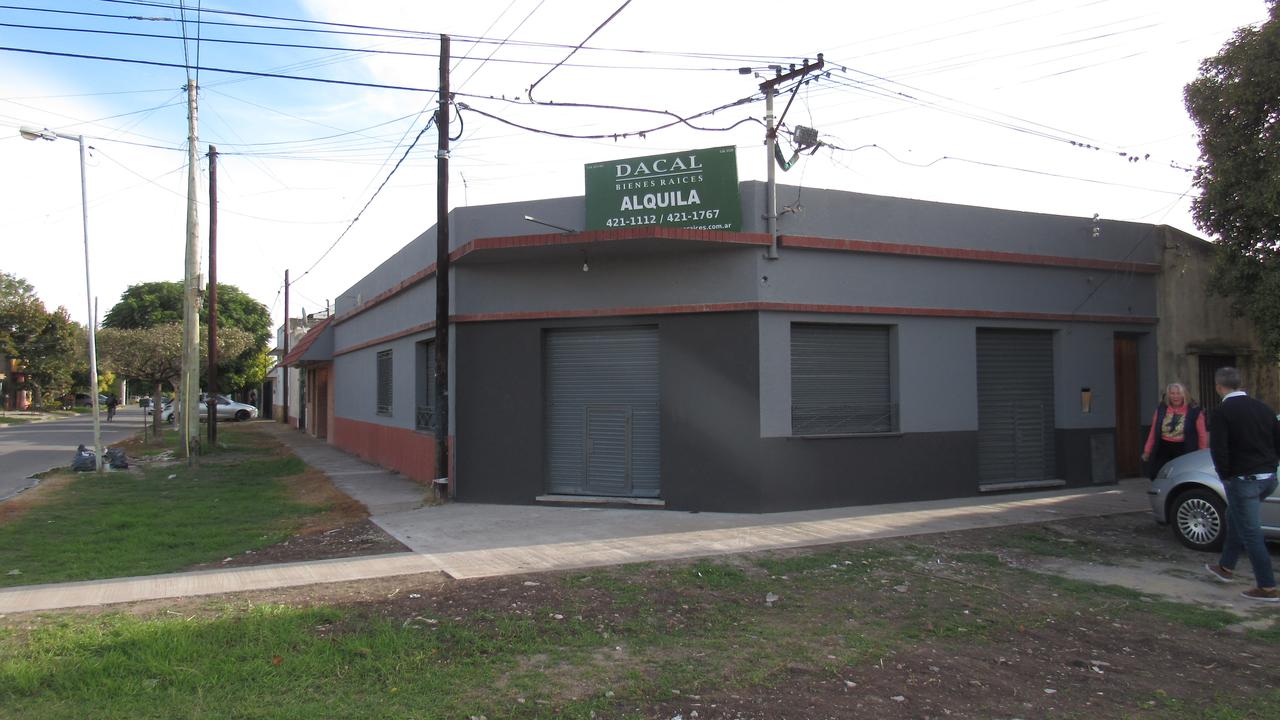 Local en alquiler en La Plata calle 67 esquina 149 - Dacal Bienes Raíces