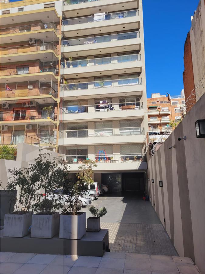 Excelente Dpto. 3 Amb. Fte, Suite Vestidor, Baño Completo, Balcón y Cochera Cubierta