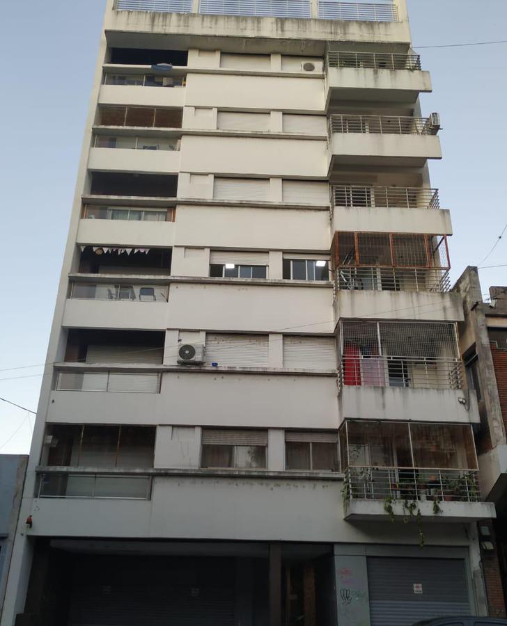 Departamento de 1 dormitorio con balcón al frente.- Barrio Alberto Olmedo