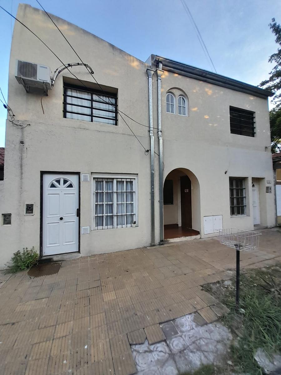 Casa Ph 3 dptos de 2 ambientes cada uno, excelente ubicacion 4 cuadras de Av.