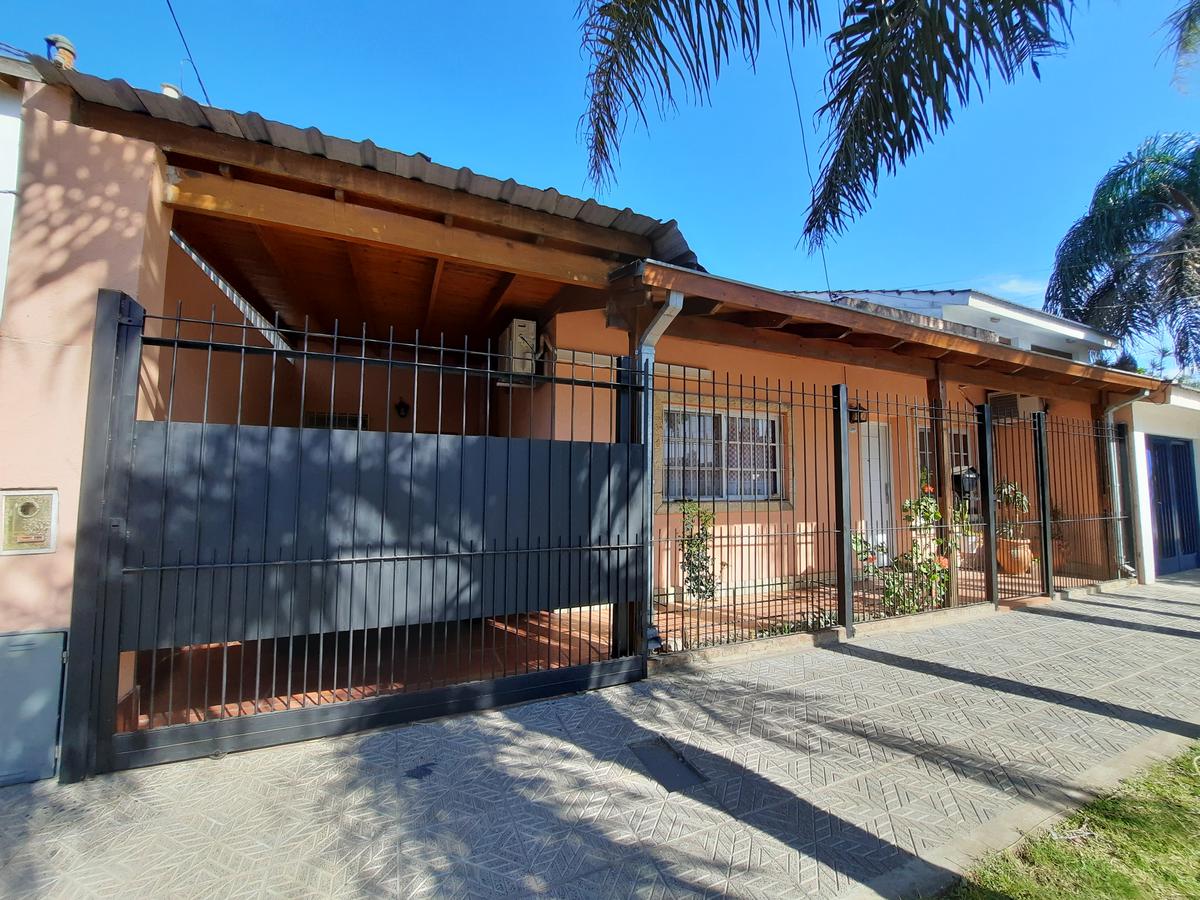 Casa de tres ambientes en venta - Moron Sur