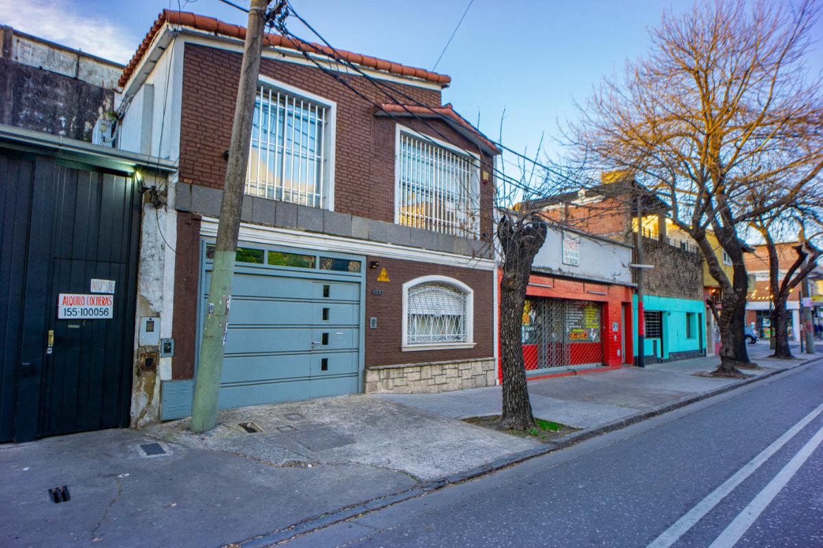 VENTA - Casa al frente de 3 dormitorios, cochera y jardín - Azcuénaga, Rosario.