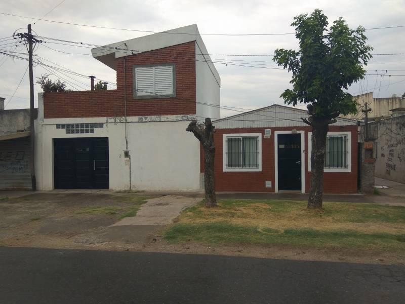 VENTA CASA 3 DORMITORIOS C/ GARAGE Y  PATIO TERRAZA. PTE QUINTANA 3700