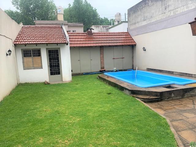 Excepc Casa s/lote propio mts Plaza c/gr jardín c/Piscina en 1 sola planta