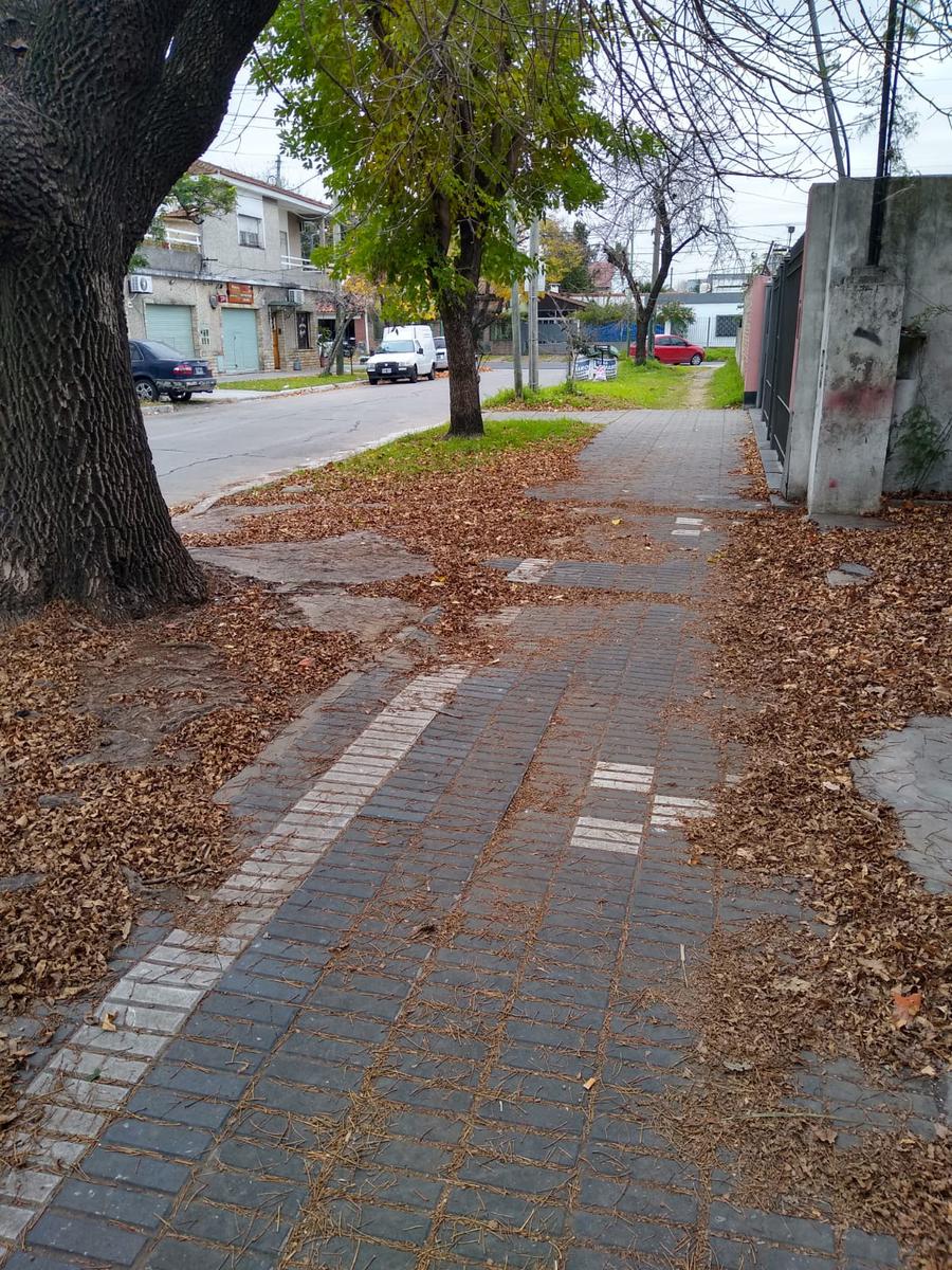 Casa en  BANFIELD  para reciclar