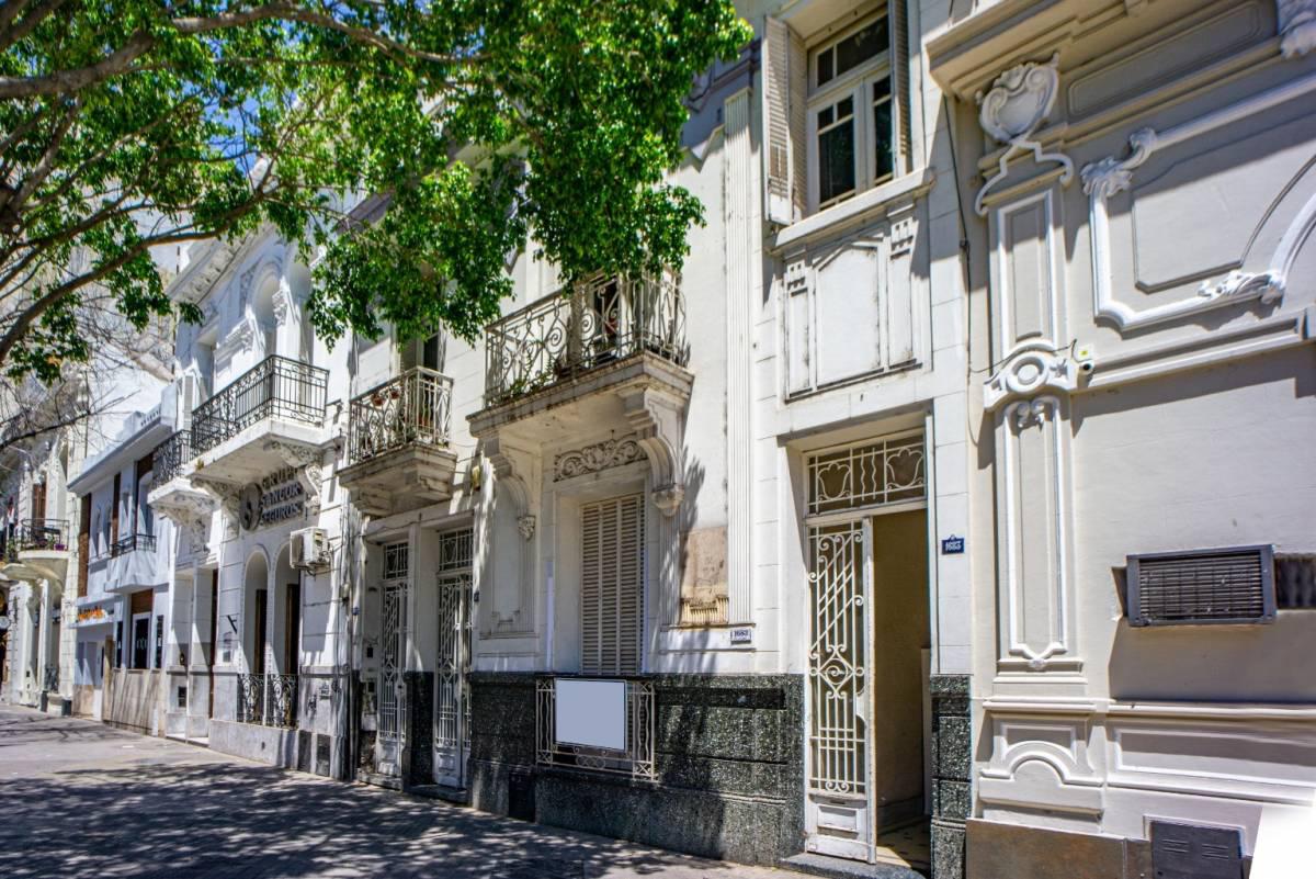 Alquiler casa de uso comercial catorce dormitorios centro sobre Av Pellegrini