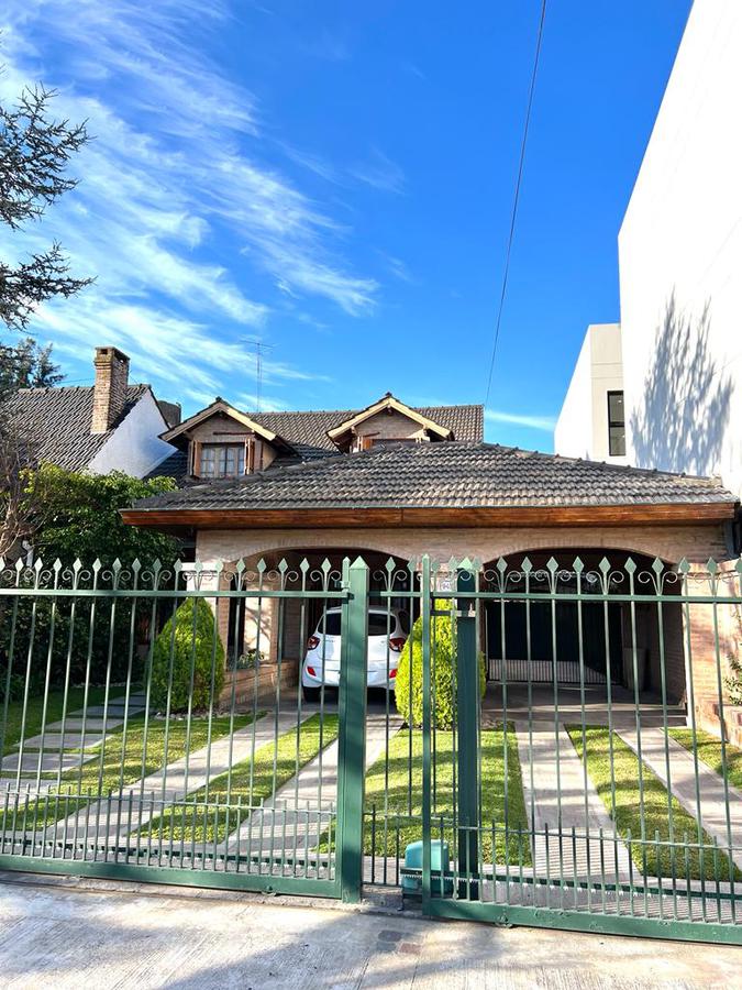 Casa en venta con parque y piscina en Ituzaingó Norte