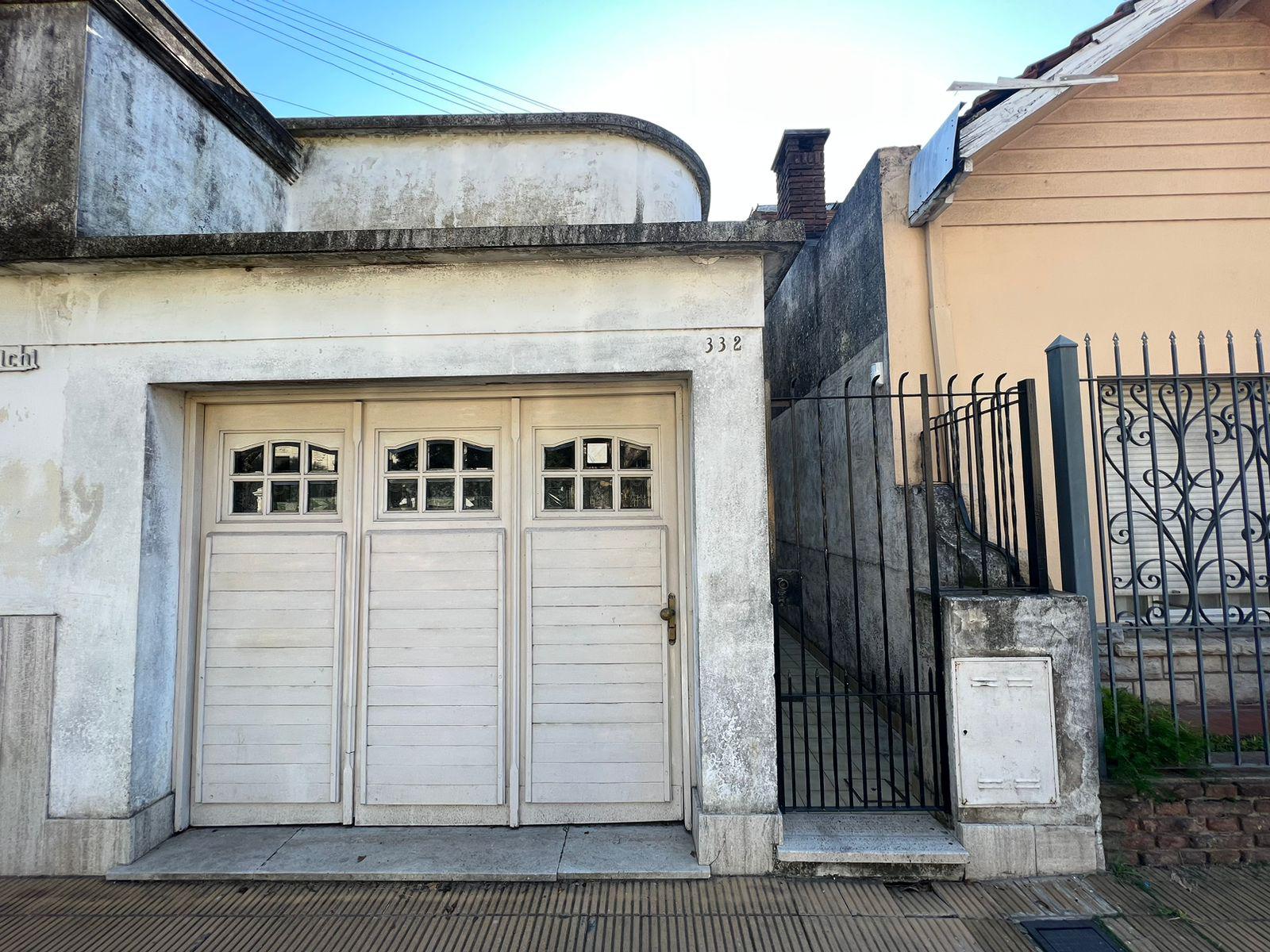 Casa de cuatro ambientes a reciclar en venta en Wilde