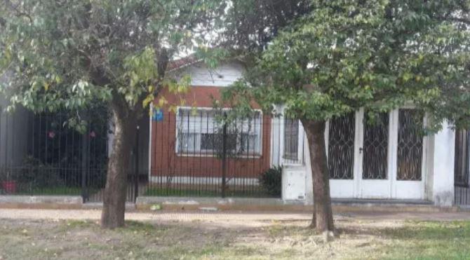 Casa Venta 4 dormitorios 1 baño - 210mts2 totales 180mts2 cubiertos- Banfield