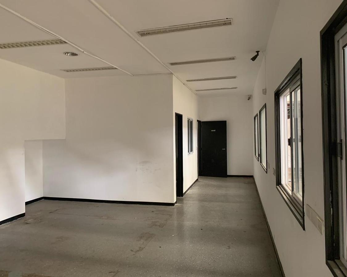 INMUEBLE INDUSTRIAL 1200m2 EN PLANTA CON OFICINAS - LOTE 30x40