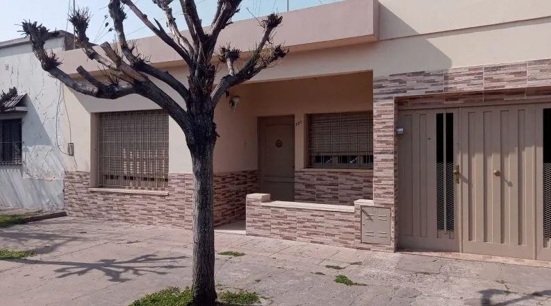 Casa en venta - 4 dormitorios 2 baños - 433mts2 - Chivilcoy