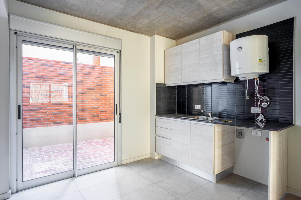 Departamento monoambiente con patio - Luminoso- Lourdes