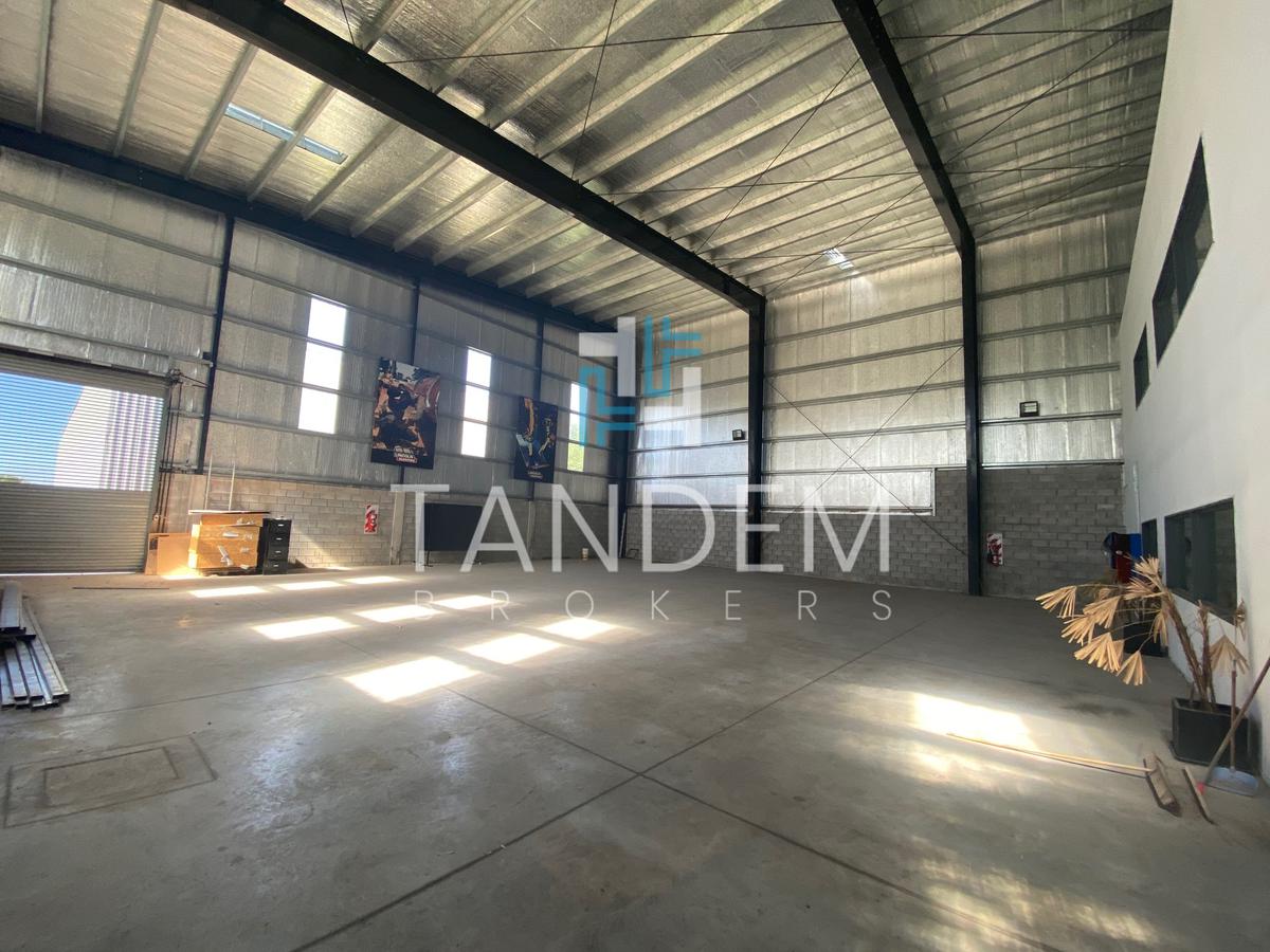 Alquiler excelente galpón - imagen comercial y 700 m2 de Oficinas zona industrial de Pacheco