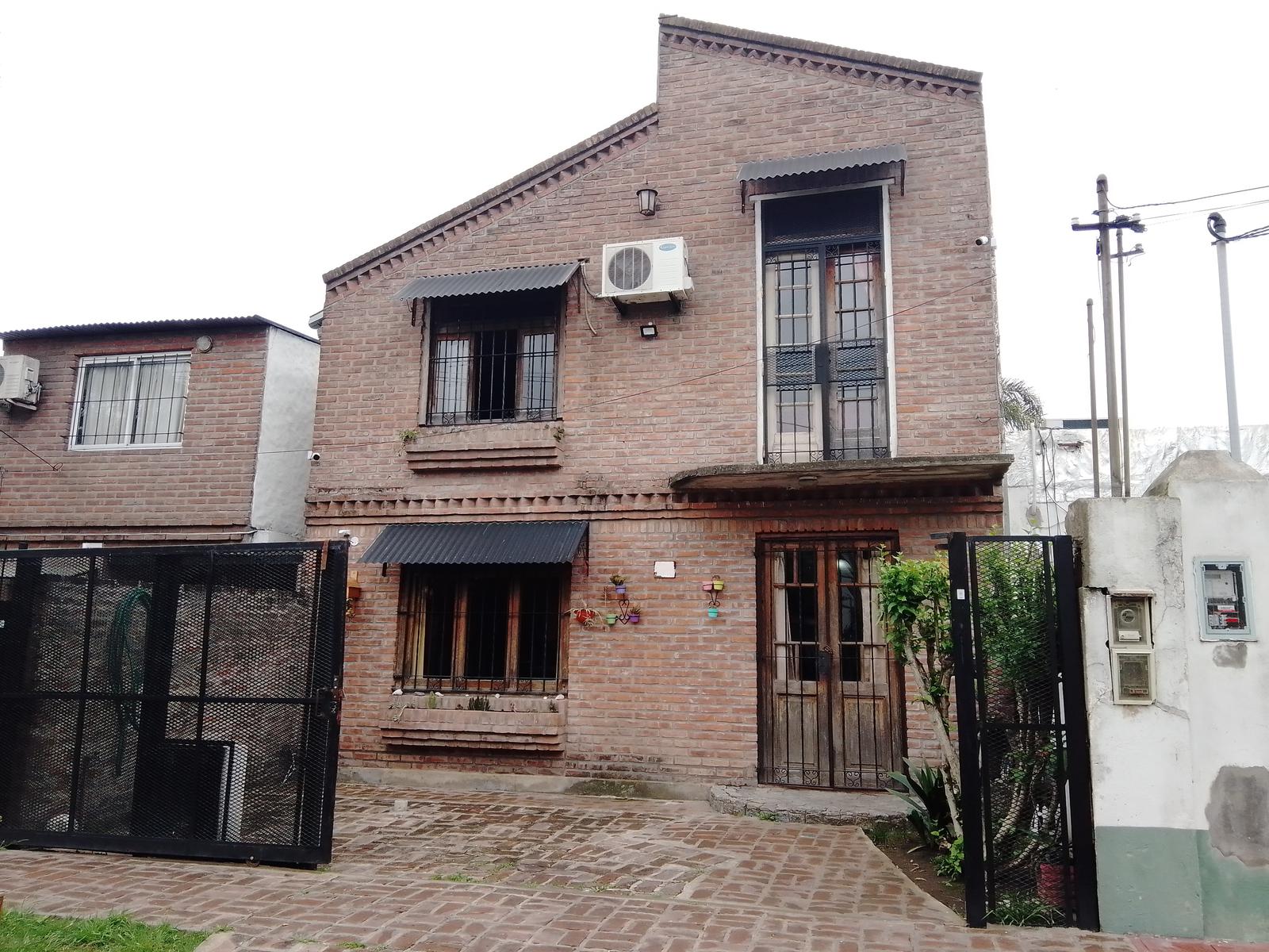 Venta casa con cochera y 2 dormitorios