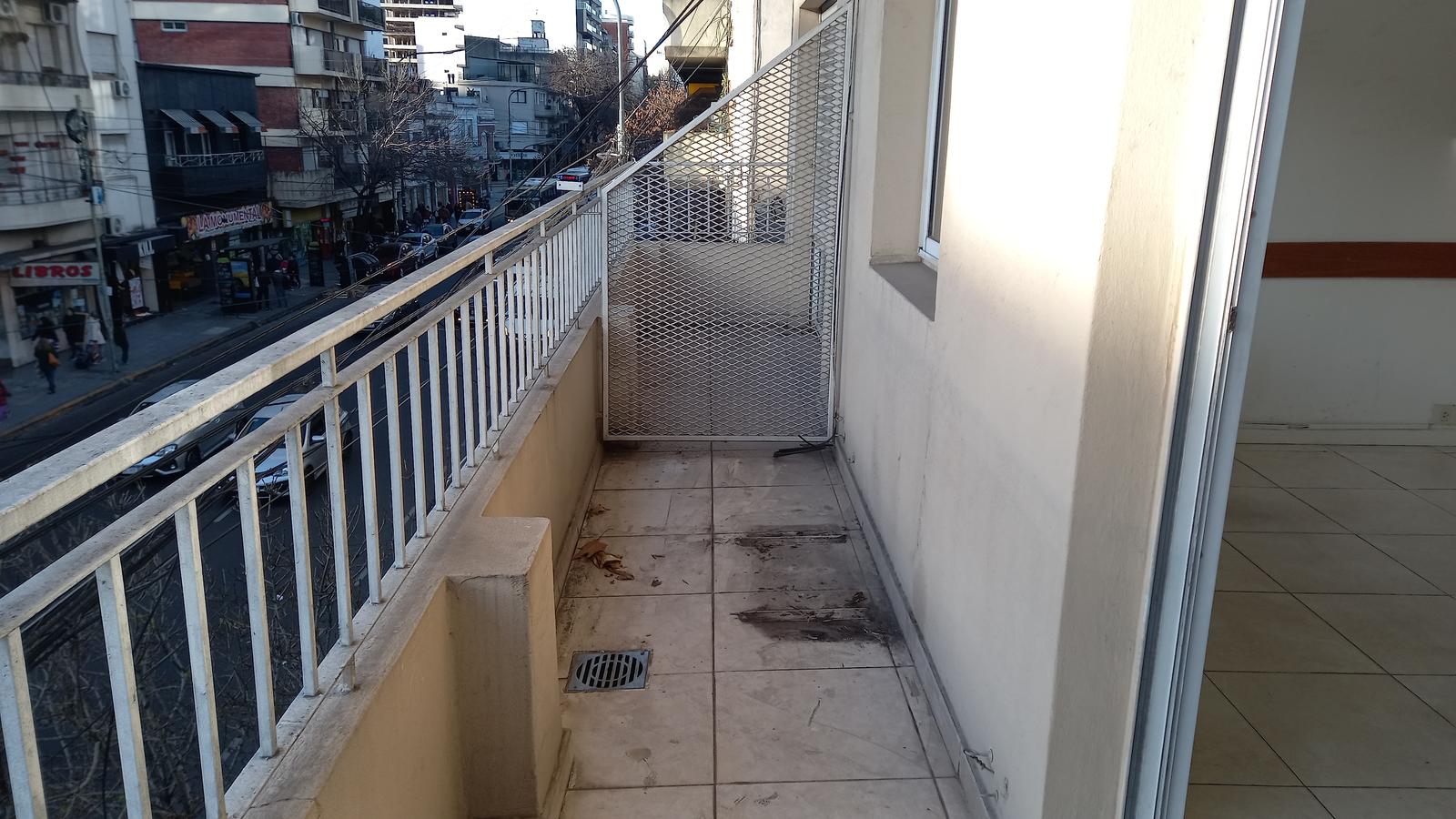 OFICINA 1 AMBIENTE AL FRENTE CON BALCON A MTS DEL SUBTE