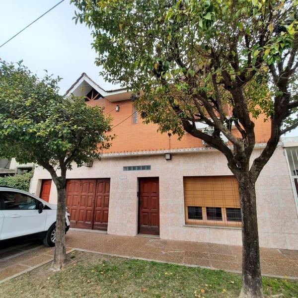 VENTA DE CASA 7 AMBIENTES EN REMEDIOS DE ESCALADA