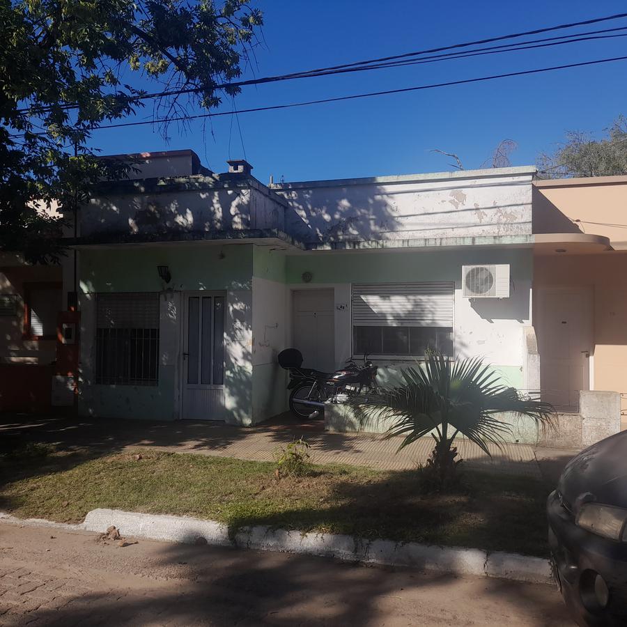 CASA a la VENTA: ubicada en 9 de Julio 23, entre 12 de Abril y San Martin - Colón, Entre Ríos