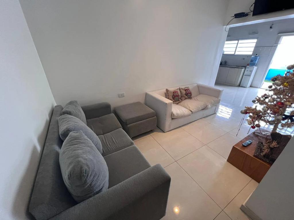 Casa en venta de 5 dormitorios, parque y cochera