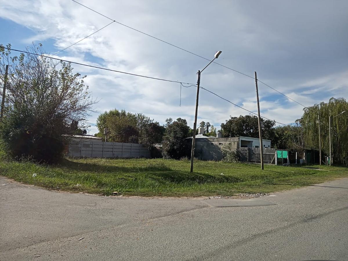 Lote  en  esquina  - Pilar - Manzanares