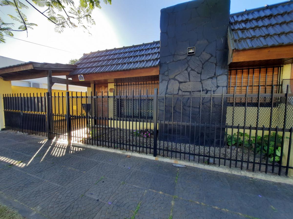 Casa de tres ambientes en venta, Moron.