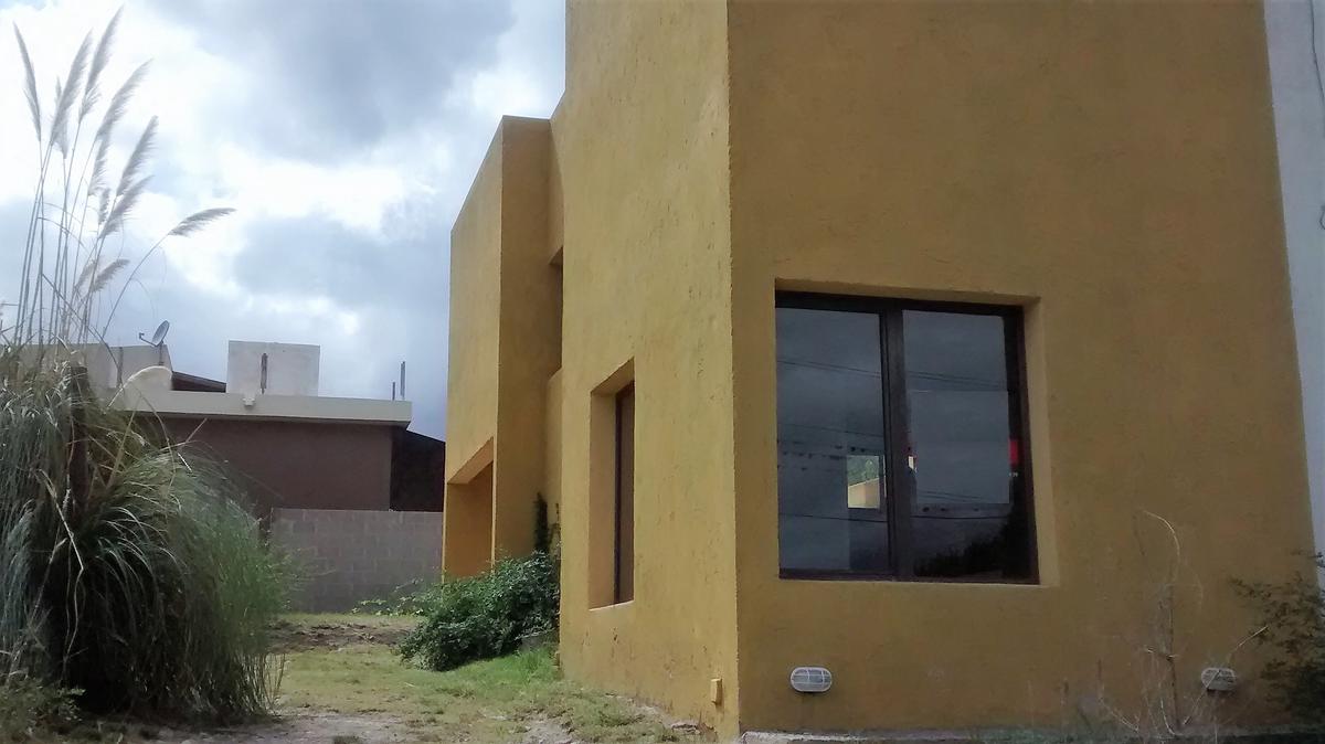 Duplex en venta de 2 dormitorios con hermosa vista sobre calle asfaltada a 5 cuadras casco cèntrico, orientaciòn Oeste, gas natural en vereda, ubicaciòn Bº Residencial