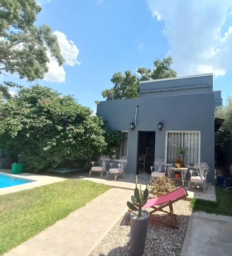 EN VENTA -CASA  4 DORMITORIOS - PISCINA Y JARDÍN - LOS SOLARES, FUNES