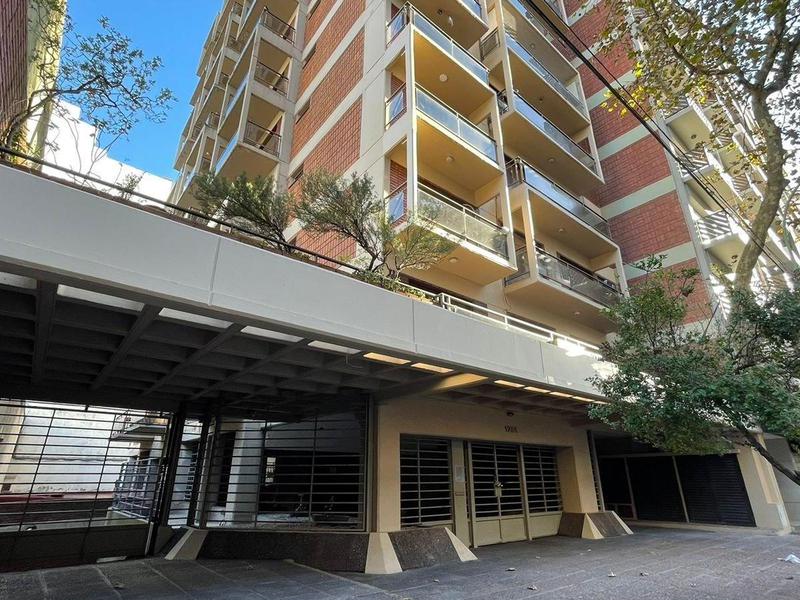 DOS AMBIENTES AL FRENTE CON BALCON Y COCHERA FIJA