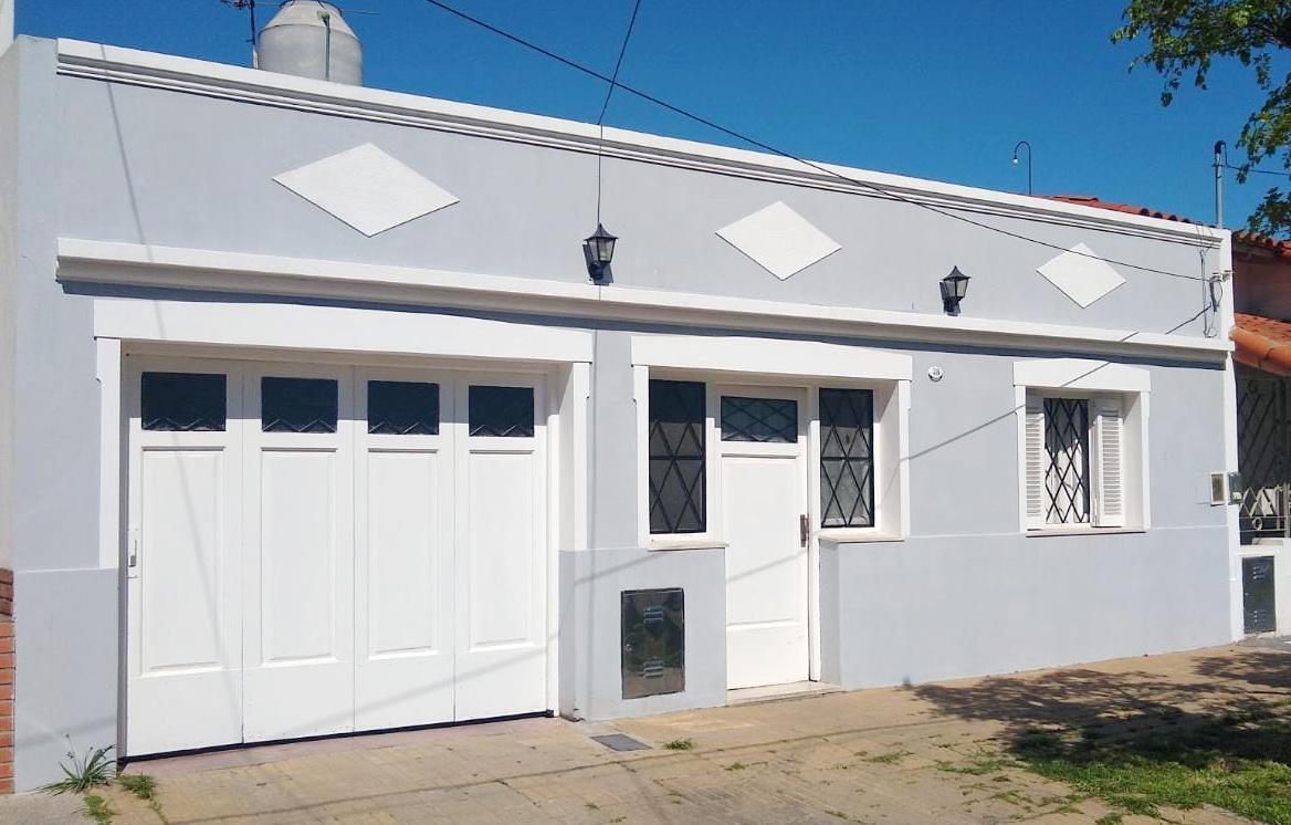 Casa de 2 dormitorios con garage y patio. Lanús Este.-