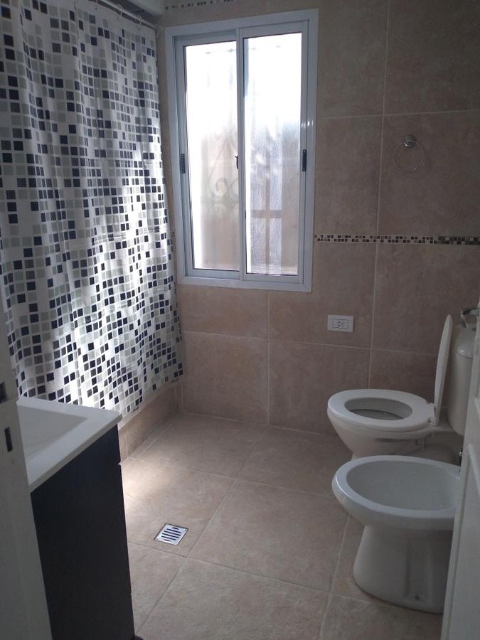 Casa en venta - 2 dormitorios 1 baño - parque con parrilla - 110mts2 - Francisco Alvarez