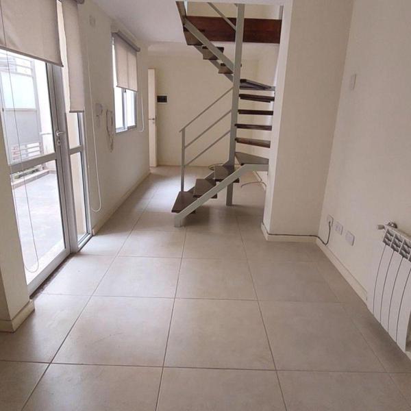 Venta dúplex de pasillo con patio - Lourdes