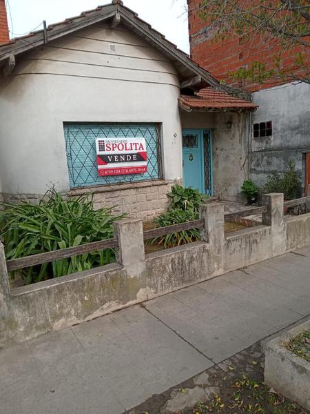 CASA EN LOTE PROPIO DE 3 AMBIENTES COCHERA Y FONDO LIBRE