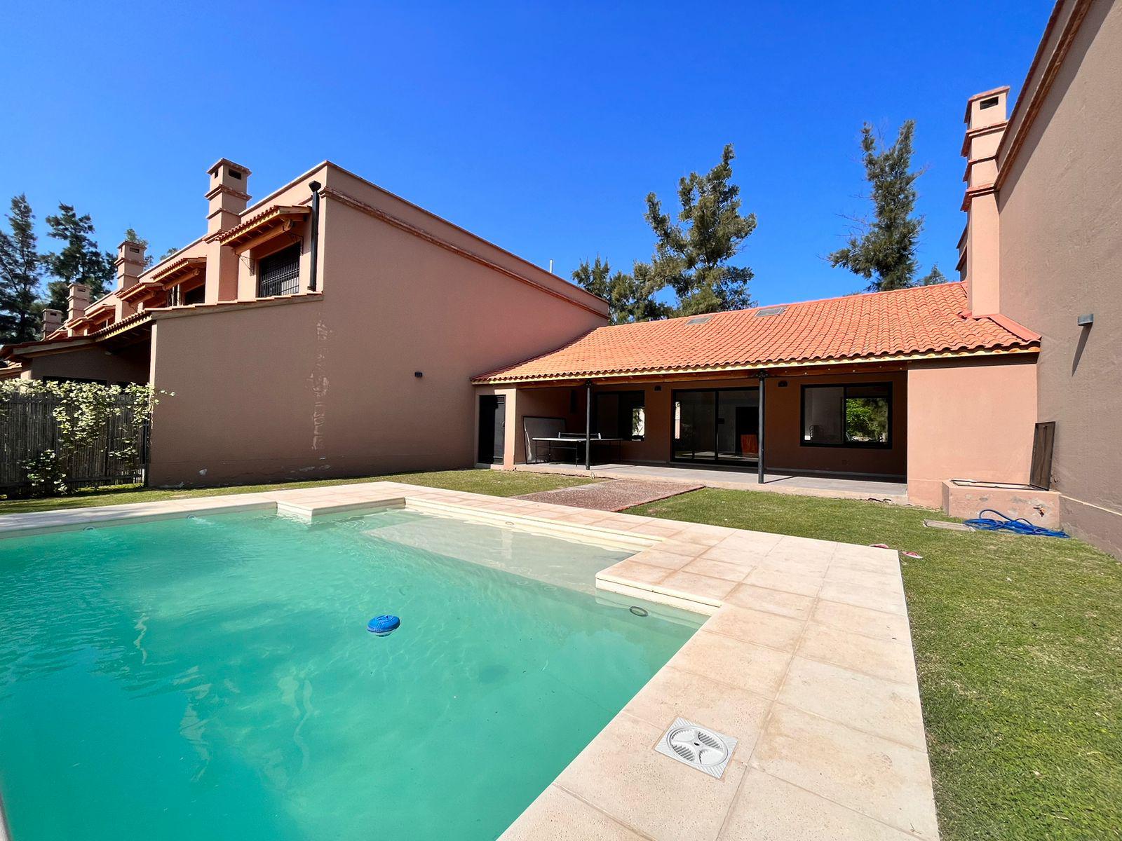 Venta casa en Aldea Fisherton de 3 dormitorios con pileta y galería. 175 m2