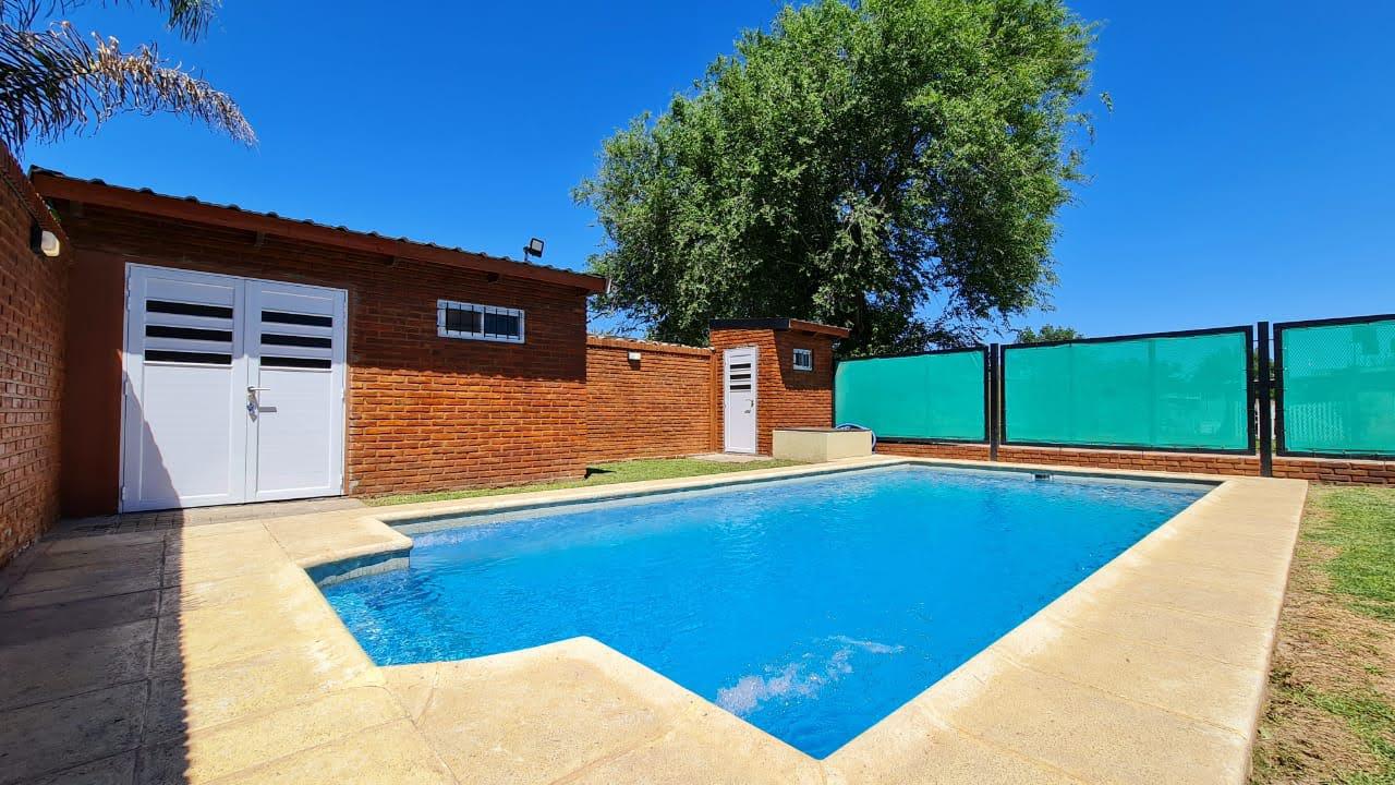 VENTA - Casa - 3 Dormitorios - Cochera cubierta, piscina y parrilla - Roldán.