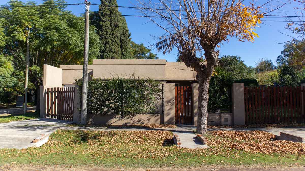 Casa con pileta y quincho en Villa Loguercio