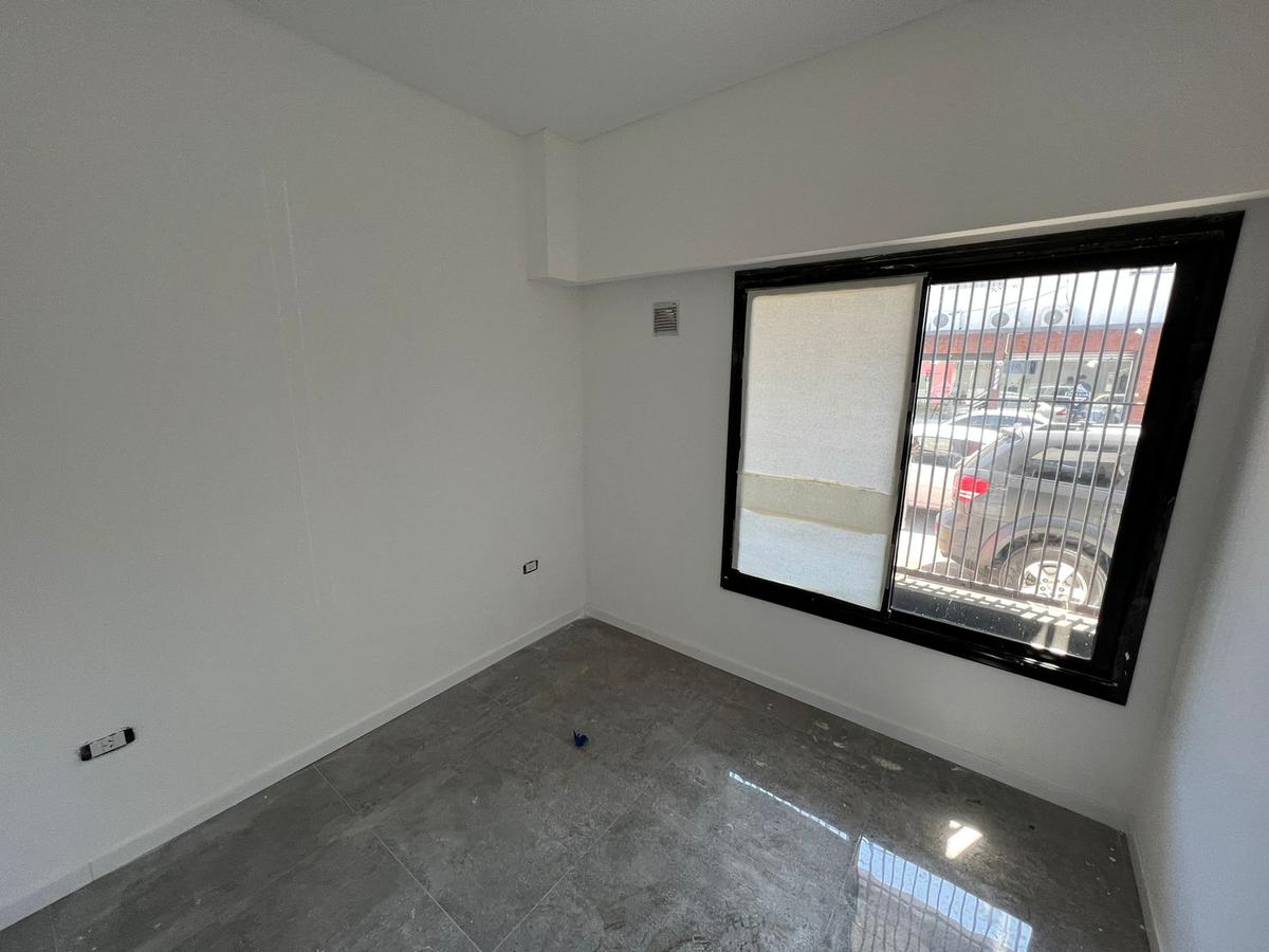 Departamento de tres ambientes con patio a la Venta en Wilde