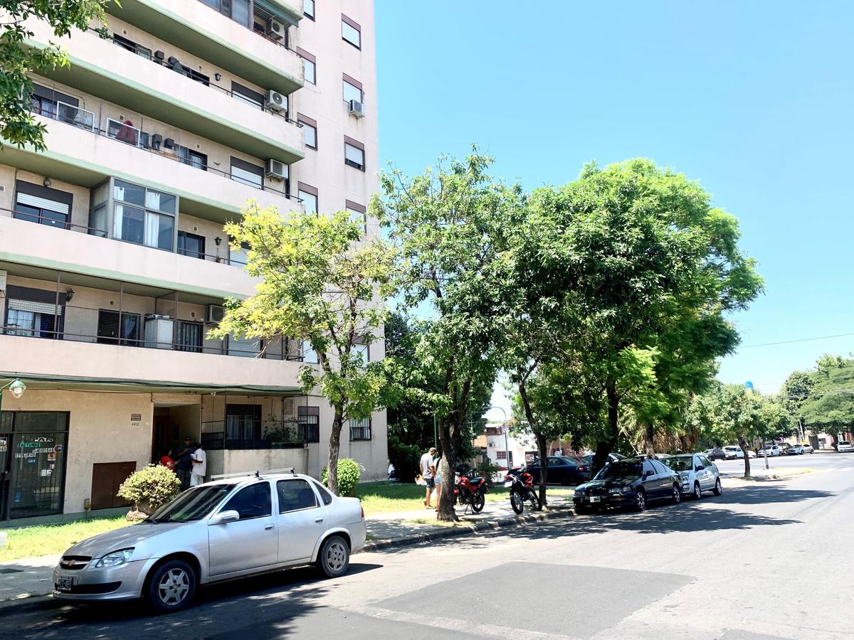 Departamento en venta  3 amb. Al frente con balcón.   Mataderos