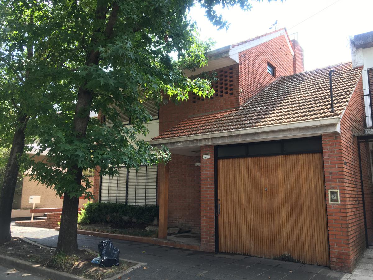 HERMOSA CASA 5AMB CON JARDIN Y PILETA- VICENTE LOPEZ