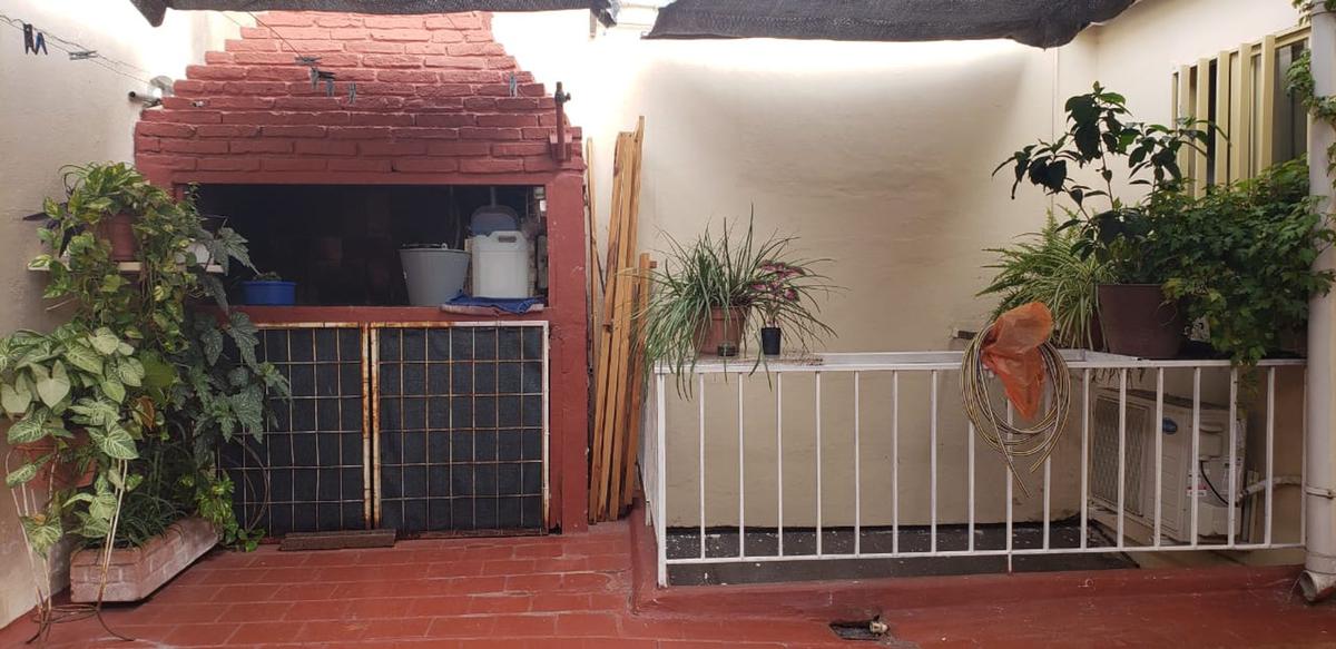 Departamento interno de pasillo con dos patios en venta