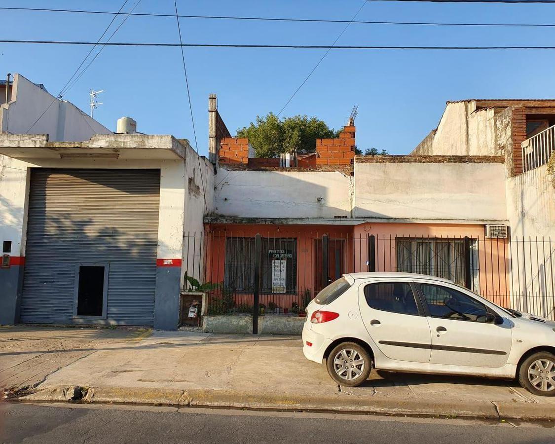 Oportunidad: Casa + Local + Depto A la Venta en Villa De Mayo.