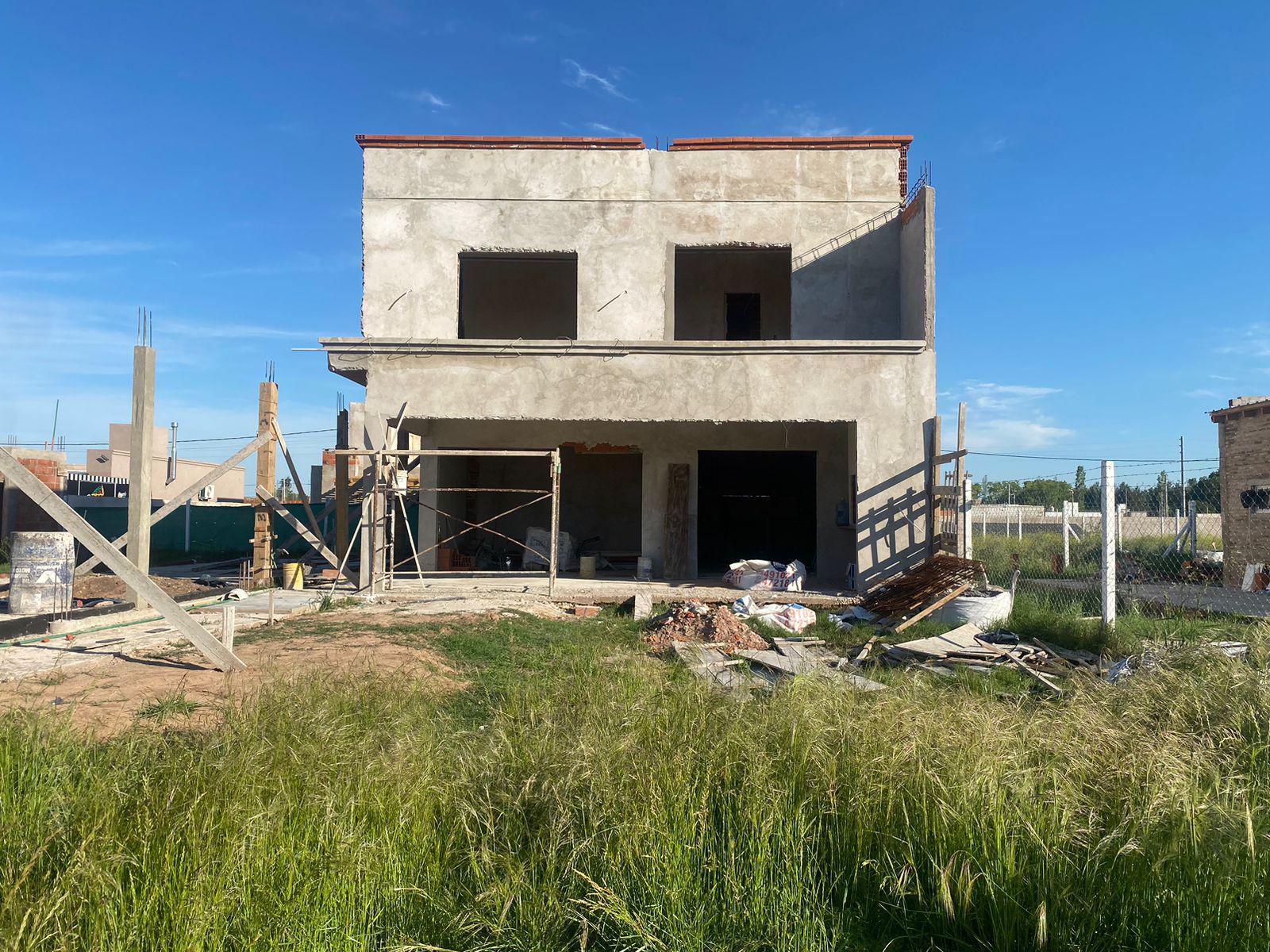 Terreno con construcción en Barrio Abierto Petión Chico.